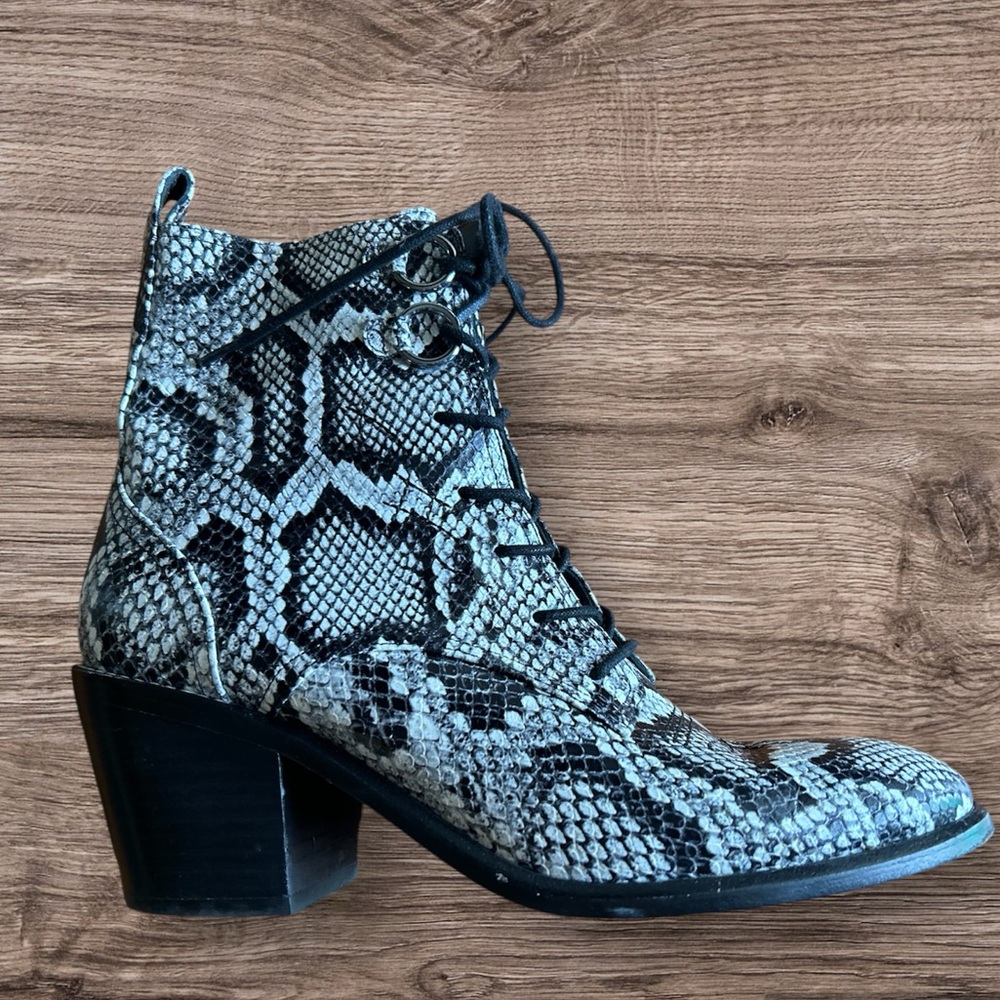 Diane Von Furstenberg Dakota Snake Print Lace Up Ankle Boots Size 7.5